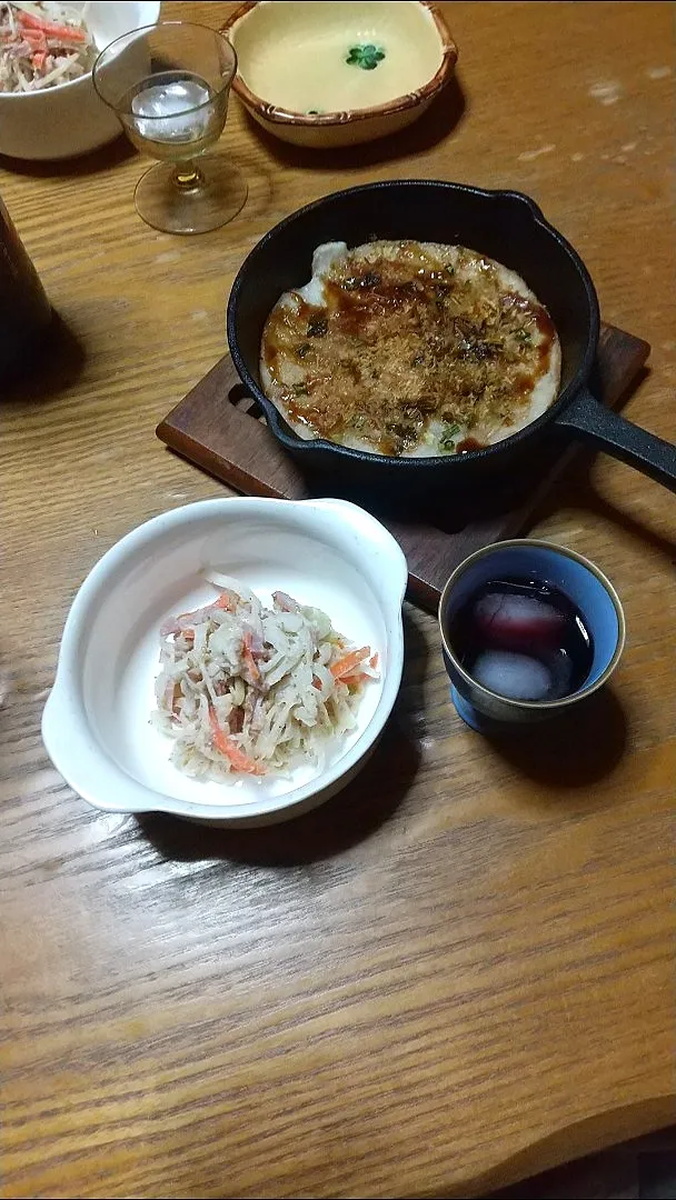 Snapdishの料理写真:山芋の鉄板焼き
大根サラダ
山芋　べ―コン　かつお
大根　にんじん　ゴマ　マヨネーズ
ぽん酢|みやちゃんさん