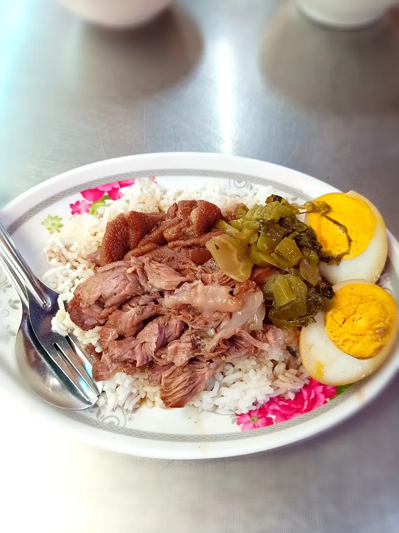 Slow-Braised Pork Leg on Rice aka "Khao Kha Moo" 🐷 ข้าวขาหมู 🐷
Mmmm... yummm!!! 🤤🍖🍚|An'leeさん