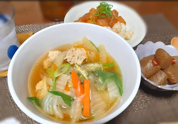 Snapdishの料理写真:つみれの中華スープ🌿
マグロと長芋
コンニャク煮|びせんさん