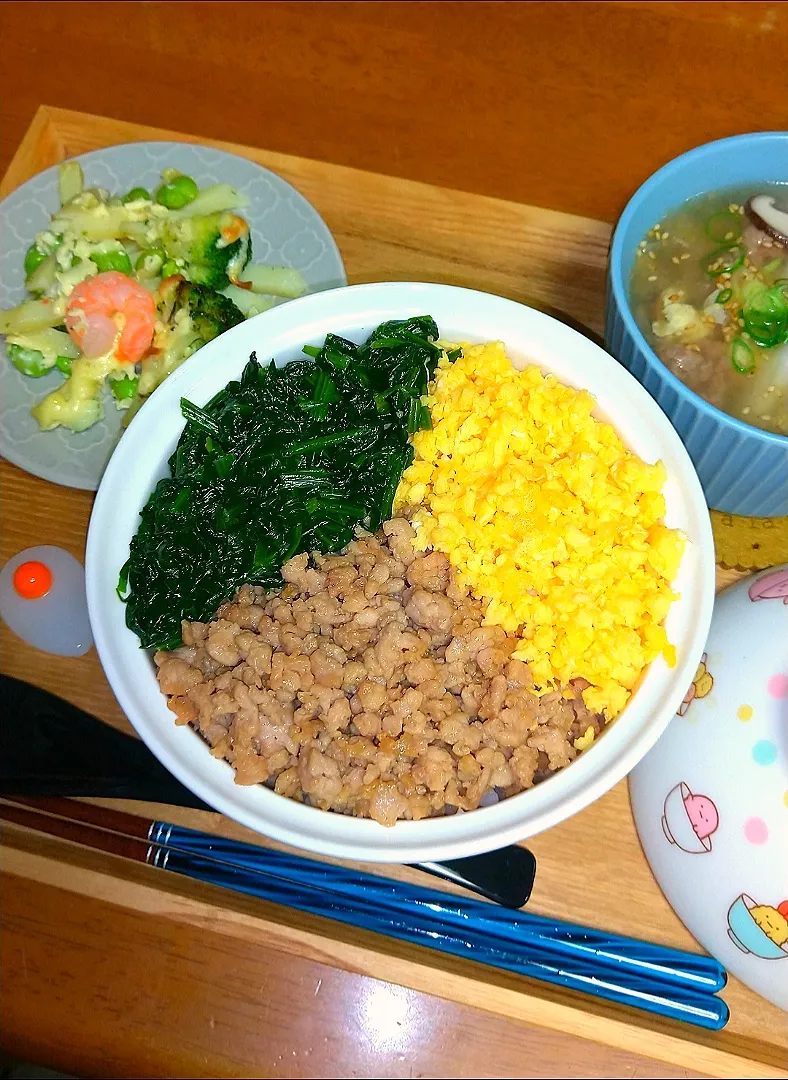 三色そぼろ丼|とししいたけさん