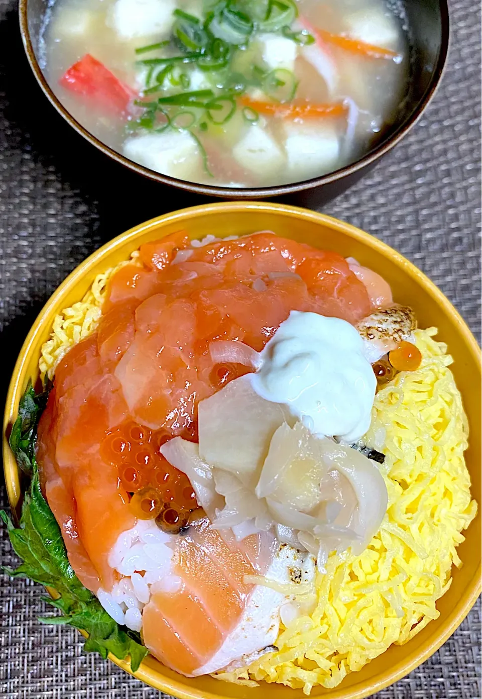 Snapdishの料理写真:鮭親子丼|すくらんぶるえっぐさん