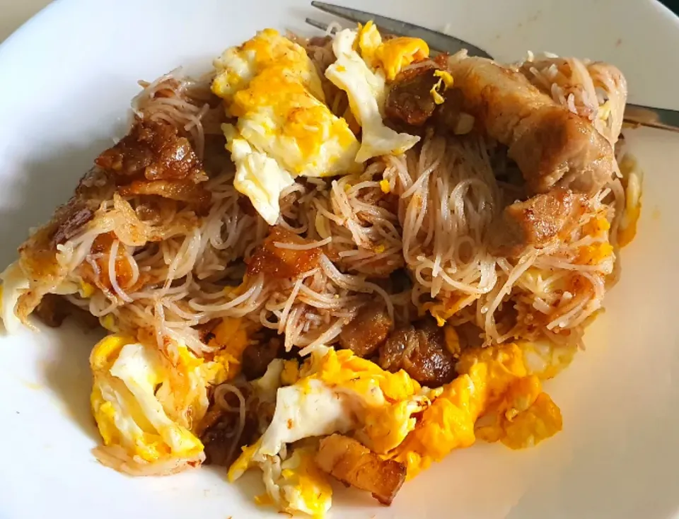 Fried beehoon + egg + leftovers sambal chilli pork belly 😋 👩‍🍳💕💕💕 simple lunch|🌷lynnlicious🌷さん