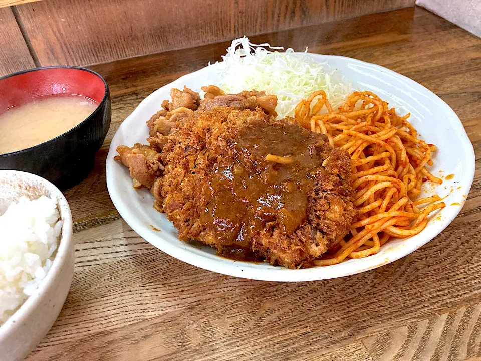 メンチカツと生姜焼き定食@キッチングラン(神保町)|yoooochanさん