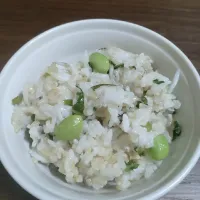 Snapdishの料理写真:枝豆としらすとかぶの葉のまぜご飯|ハトショーさん