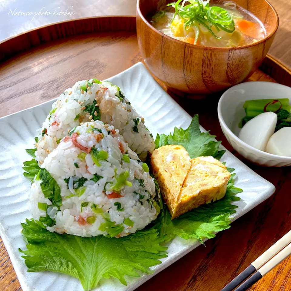 カブの葉と釜揚げしらすの梅おむすび🍙|ナツ1224さん