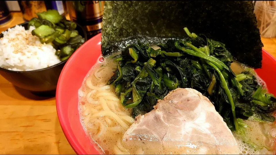 【価格改訂】
横浜家系らーめん 剛力ダルマ家
ラーメン  (麺軟らかめ/味普通/
油少なめ、800円)
＋ほうれん草 (200円)
＋のり (5枚、スタンプカードの
提示で無料)
＋ライス (お代わり自由、無料、
卓上の胡瓜の漬物食べ放題)
@本蓮沼2分
(赤羽から徒歩23分)
23014 (14,660)|大脇さん