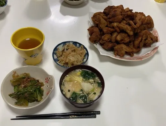 晩御飯☆鶏の唐揚げ（もも肉５枚）☆青梗菜のお浸し☆もやしの中華和え☆みそ汁（白菜、えのき、ほうれん草、大根）|Saharaさん