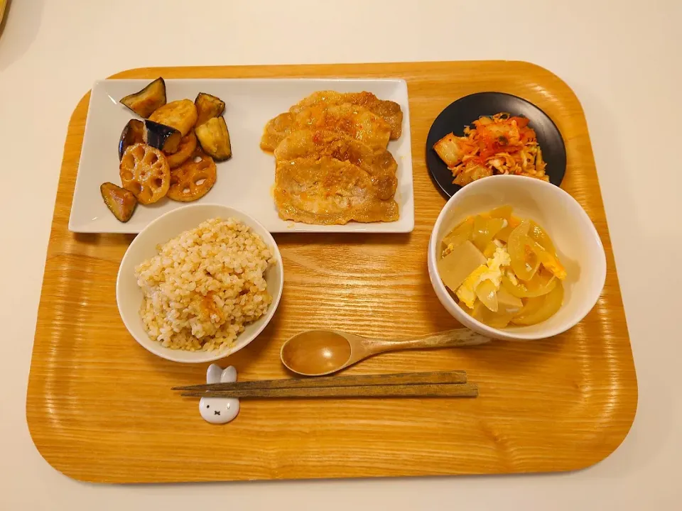 Snapdishの料理写真:今日の夕食　豚肉の香味ソース焼き、れんこんとなすのポン酢焼き、切り干し大根のキムチ和え、高野豆腐卵とじ、玄米|pinknari🐰🌈さん