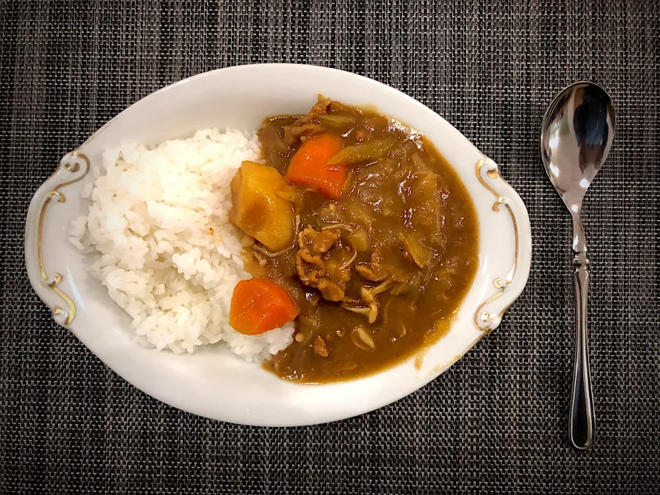 Snapdishの料理写真:「カレー出来たよ🍛」って旦那が呼んでる❣️  定番野菜🥔🥕🧅と冷蔵庫の野菜消費カレー👉セロリ&エノキ　お肉は豚コマ🐖　ジャワカレー辛口にガラムマサラをたっぷり振って戴きました👍　ところで最近マギーブイヨンの液体ガラムマサラって売ってるのかな❓|BUBUさん