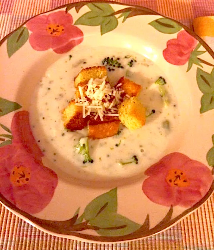 White broccoli cheese soup topped with garlic croutons|🌺IAnneさん