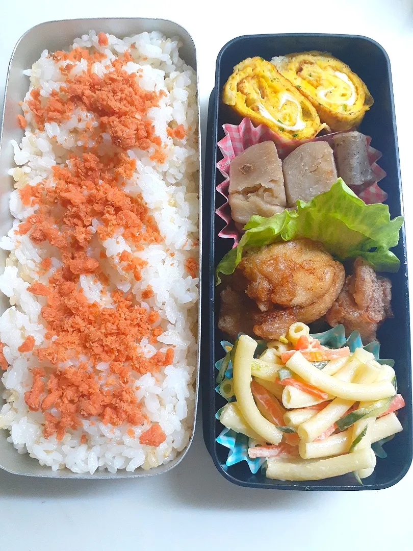 ☆中学生弁当☆玄米入り鮭ごはん、シラス葱卵焼き、里芋蒟蒻煮物、唐揚げ、マカロニサラダ|ｼｮｺﾗさん