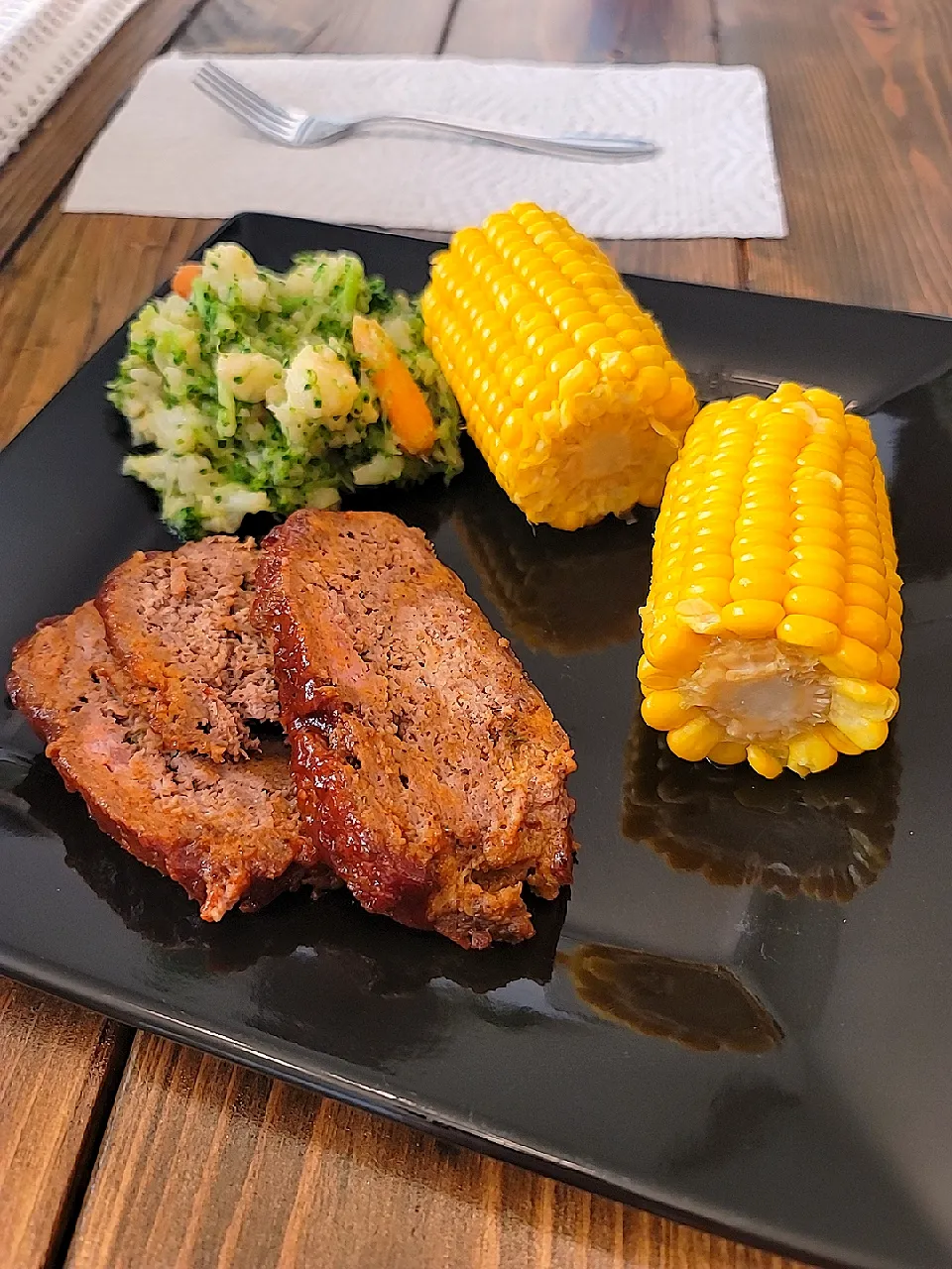 Snapdishの料理写真:bbq meatloaf with corn on the cob and vegetables|Travis Stoneさん