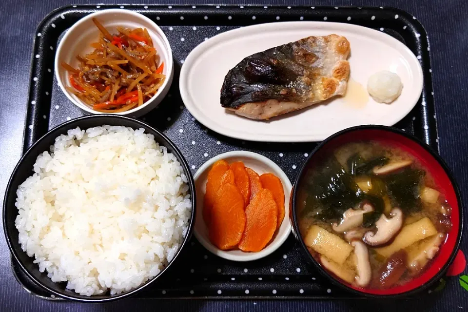 今日の朝ごはん（ごはんは高知県産コシヒカリにイナダの塩焼き、きんぴらごぼう、椎茸の味噌汁、大根の麦味噌漬）|Mars＠釜飯作り研究中さん