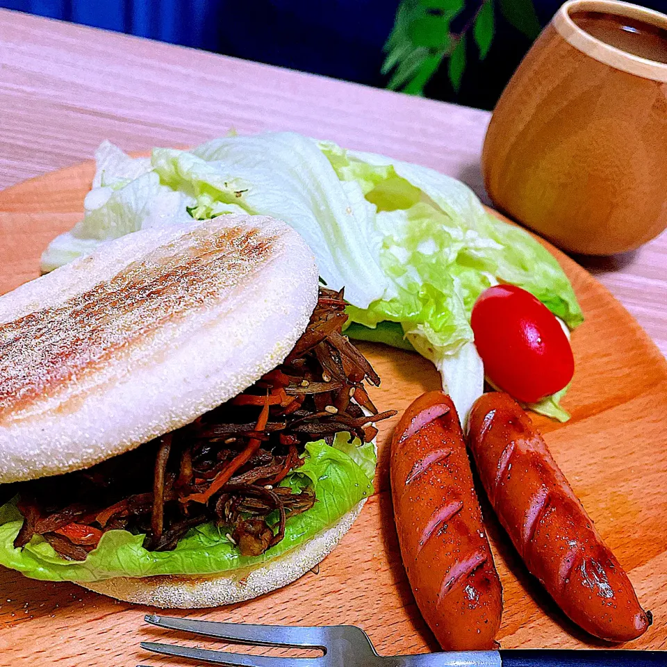 おはよう😙　　手作りきんぴらごぼうのマフィンサンド🥯|Sの食卓さん