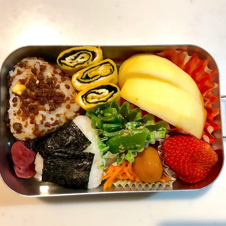 Snapdishの料理写真:サラ弁（少食弁当😅）　　　　　　　　　　おにぎり２種　人参ラペ　スナップえんどうのマヨ醤油和え　海苔巻き卵焼き|じゅんさんさん