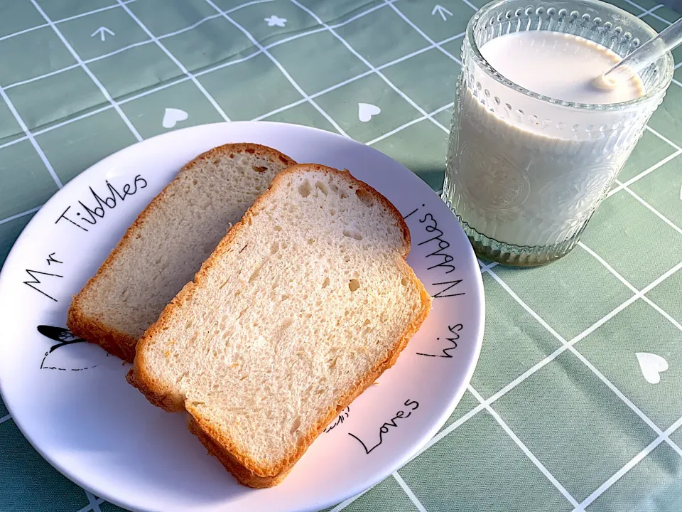 Snapdishの料理写真:俄罗斯列巴 抹茶欧蕾 371Kcal|tommoさん