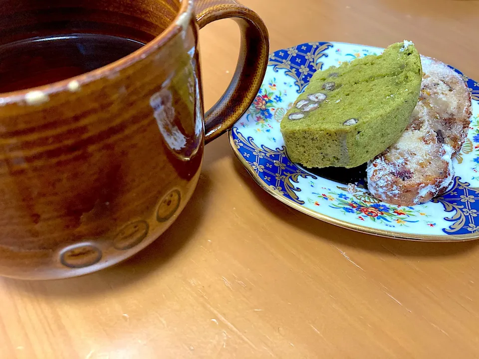 抹茶と小豆のパウンドケーキ久しぶりに作ったけど美味し❤️まだ残ってたシュトーレンと一緒にルイボスティーで。|さくたえさん