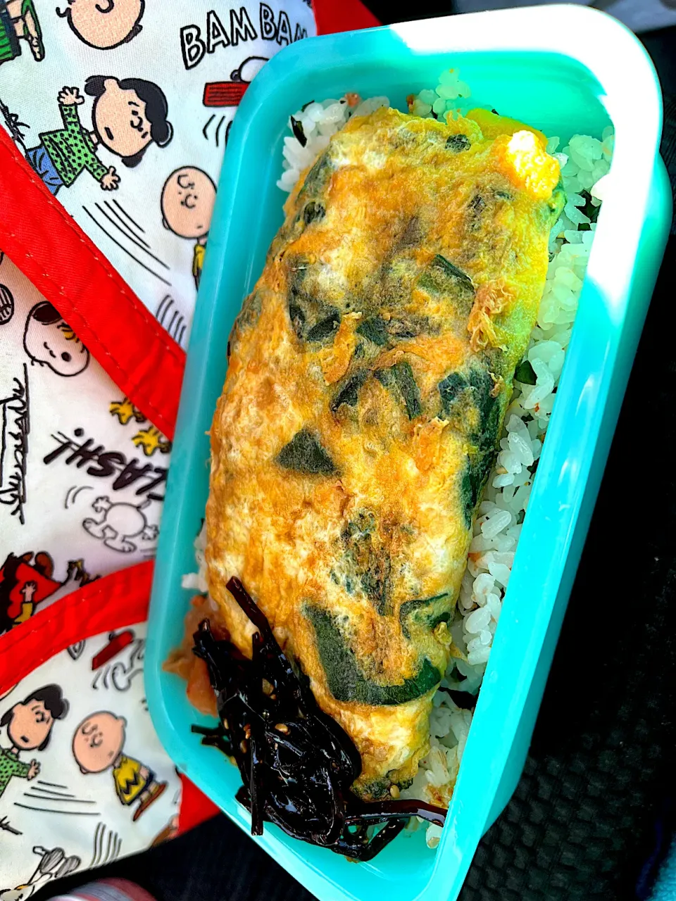 Snapdishの料理写真:#昼飯　ホウレンソウ玉子焼きと梅と子持ち昆布乗せたらこワカメ混ぜご飯おかか海苔挟み弁当|ms903さん