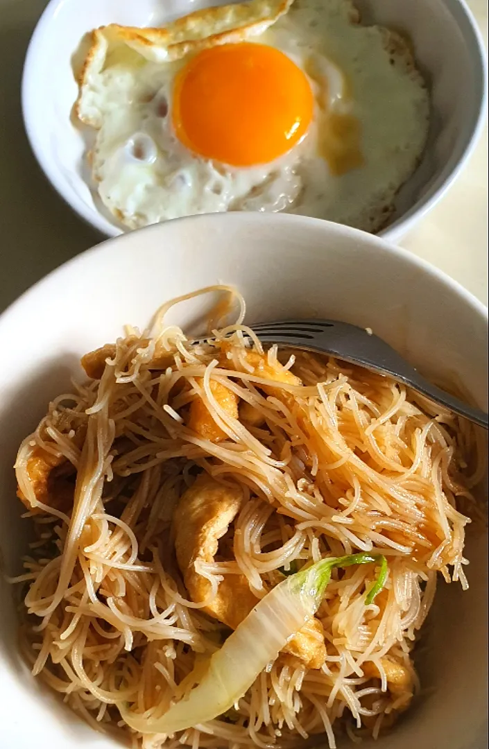 Snapdishの料理写真:Stir fry beehoon with tau pok, chinese cabbage, pork stock👩‍🍳💕💕💕😋😜|🌷lynnlicious🌷さん