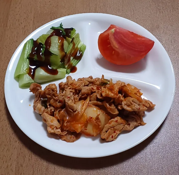 豚キムチ
チン！ゲン菜
トマト
ご飯🍚|ナナさん