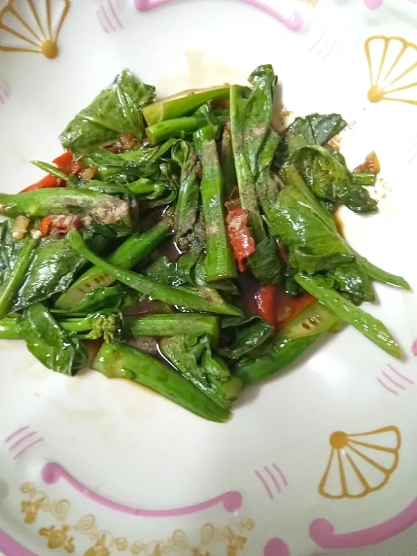 Snapdishの料理写真:stir fry Hongkong kale|patlovestocookさん