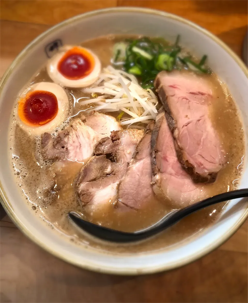 魚系とんこつラーメン！麺や輝です！チャーシューばりうまい|ワタベさん