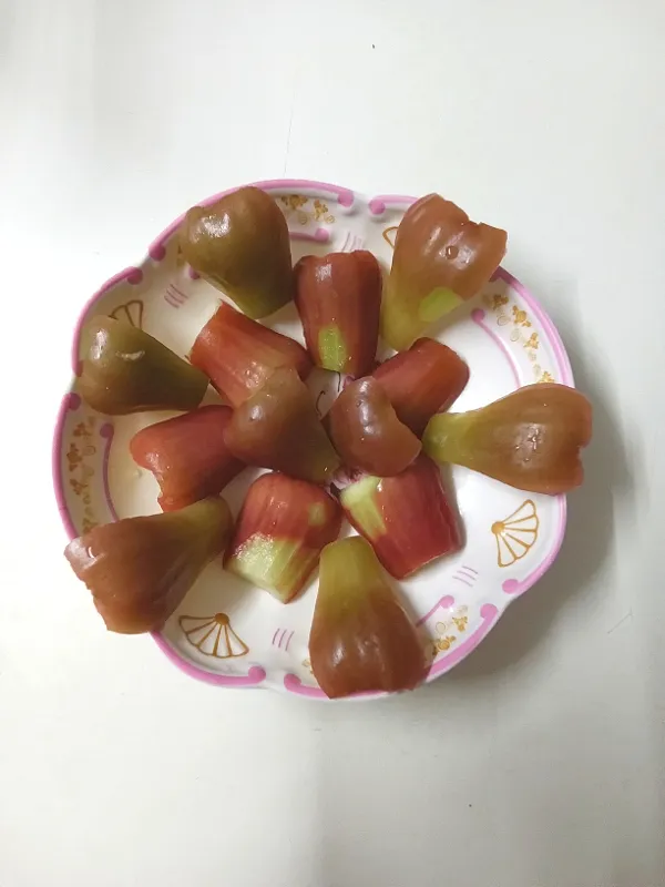 Snapdishの料理写真:rose apples|patlovestocookさん