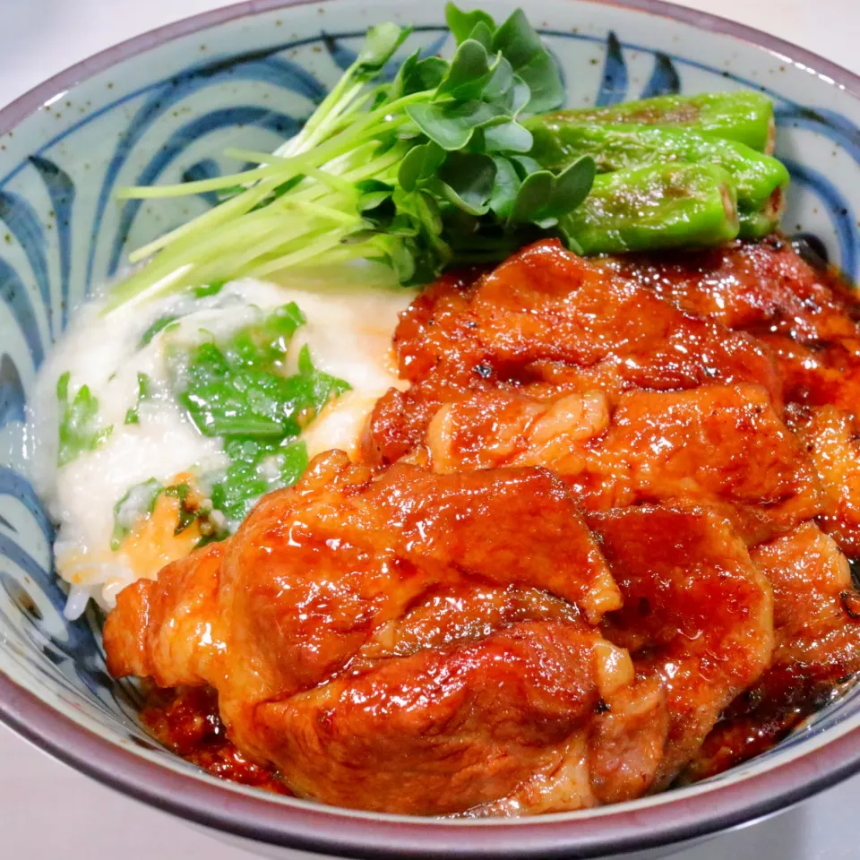 かおちゃんさんの料理 薬味で爽やか♡青ジソとろろ豚丼♪|まゆさん