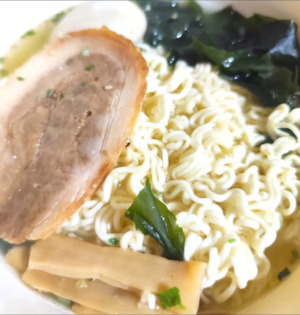 Snapdishの料理写真:サッポロ一番塩ラーメン|akimitsuさん