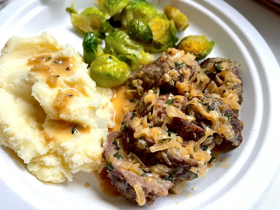 Meatloaf with Brussels sprout and mashed potatoes|Ami Haさん