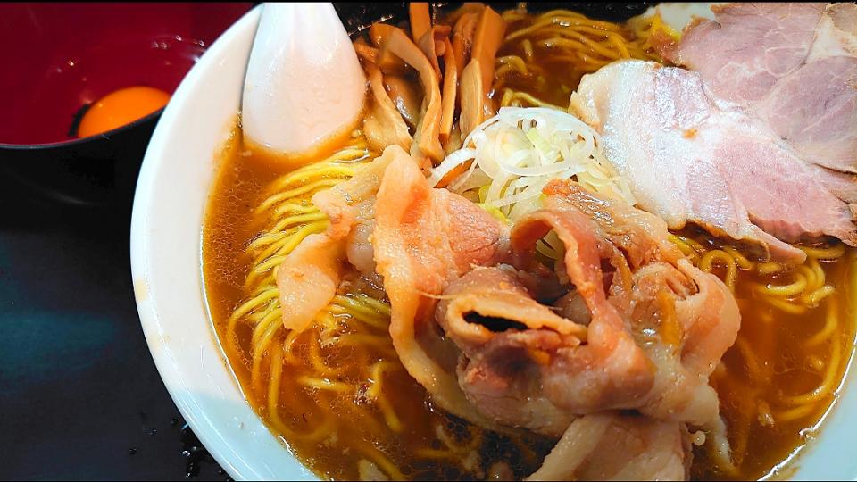 【食べログ ラーメン TOKYO 
百名店 2022 選出店】
一条流がんこラーメン総本家
分家四谷荒木町
昨日の鴨ガラ/浅利/煮干/昆布の
残ったスープに追い炊きした不純
スープの100ラーメン(1,100円)
＋味玉をつけ玉に変更 (生卵/無料) 
@四谷三丁目4分
(JR新宿駅から徒歩26分)
23016 (17,229)