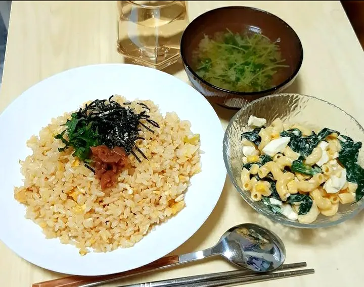 梅と大葉のチャーハン
豆苗味噌汁
ほうれん草とたまごのマカロニサラダ|☺にこまるキッチン🍴さん