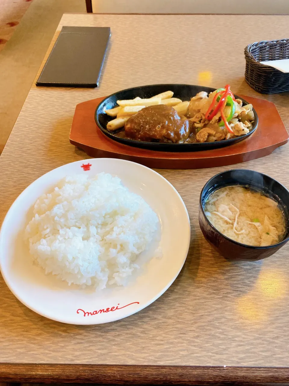 東京都千代田区神田須田町肉の万世秋葉原本店　ハンバーグと生姜焼きのサービスランチ|タカちゃんさん