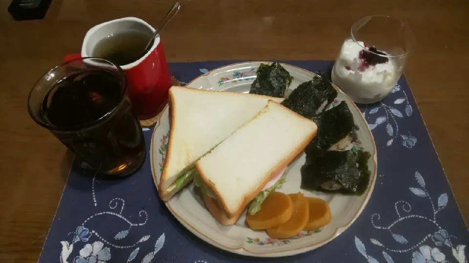 サンドイッチとおにぎり(昼飯)|enarinさん