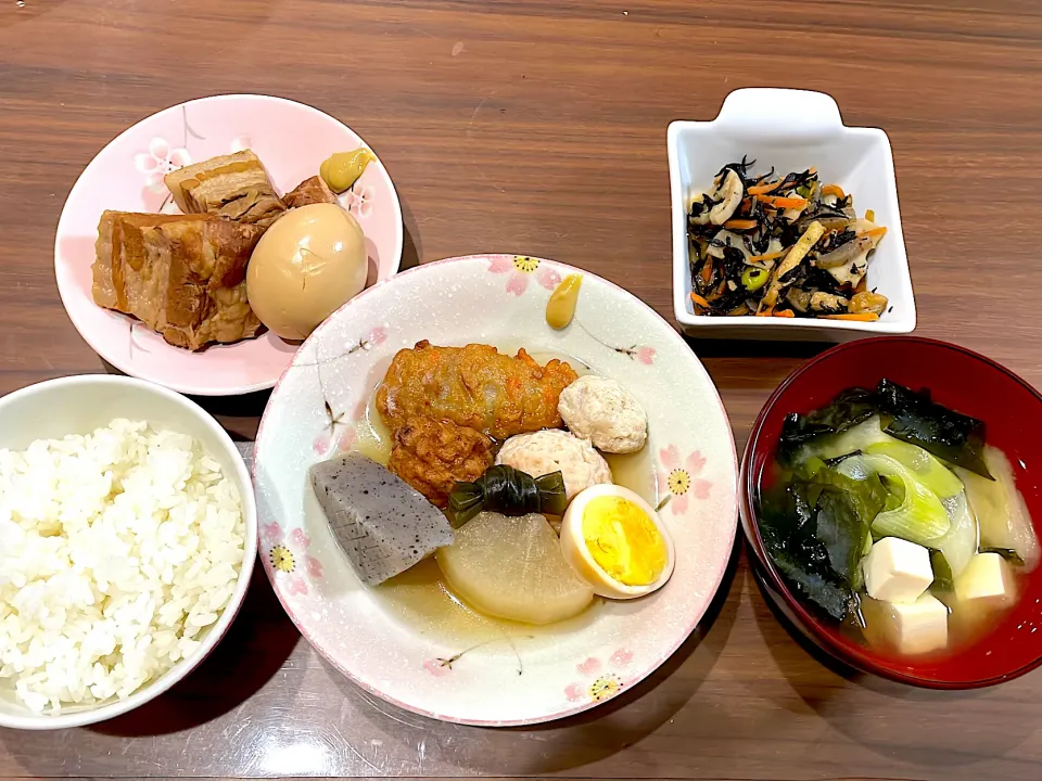 残り物おでん　豆腐とわかめの味噌汁　ひじき煮　豚の角煮|おさむん17さん