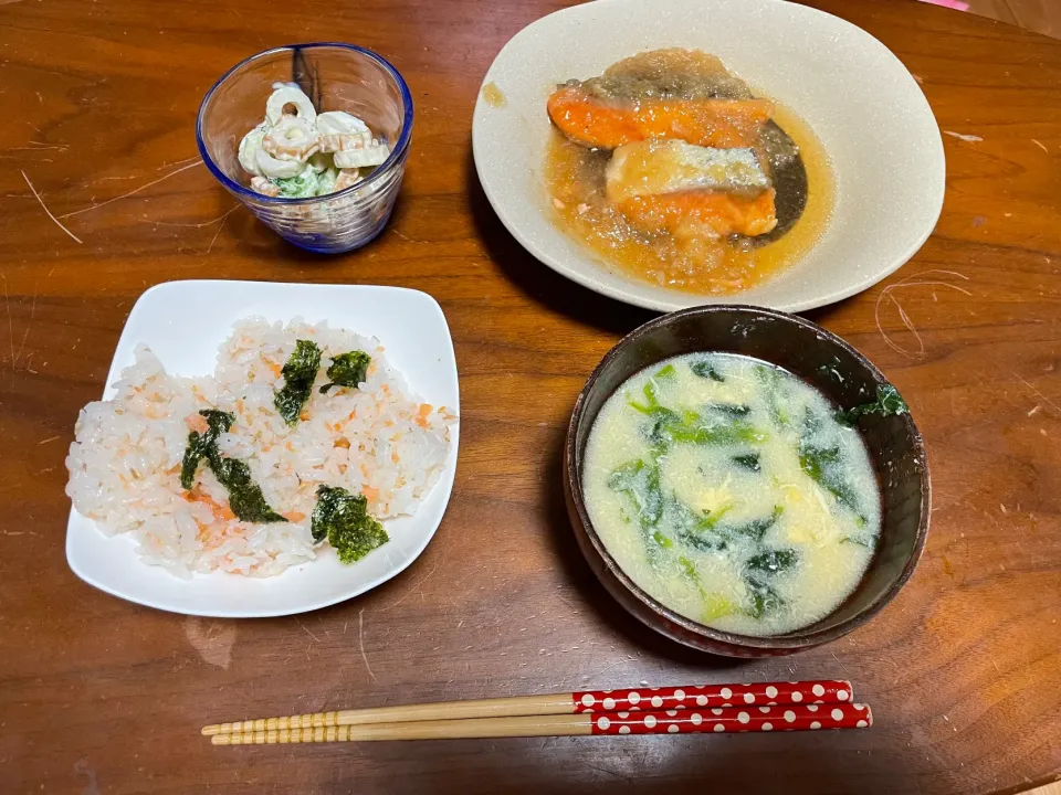 今日の晩飯 鮭のおろし煮 ちくわとブロッコリーのマヨ和え 鮭の酢飯 卵スープ|おーたたくとさん