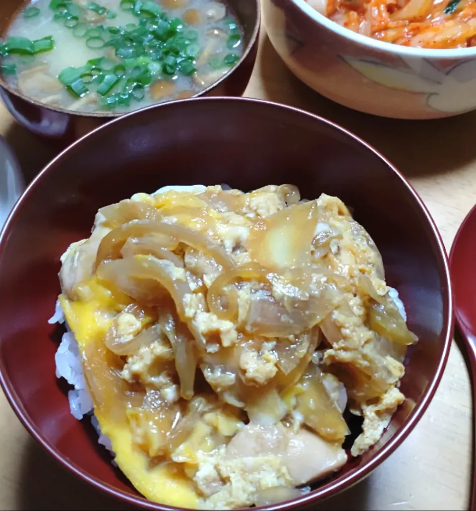 親子丼となめこと豆腐のみそ汁|しまだ ちえこさん