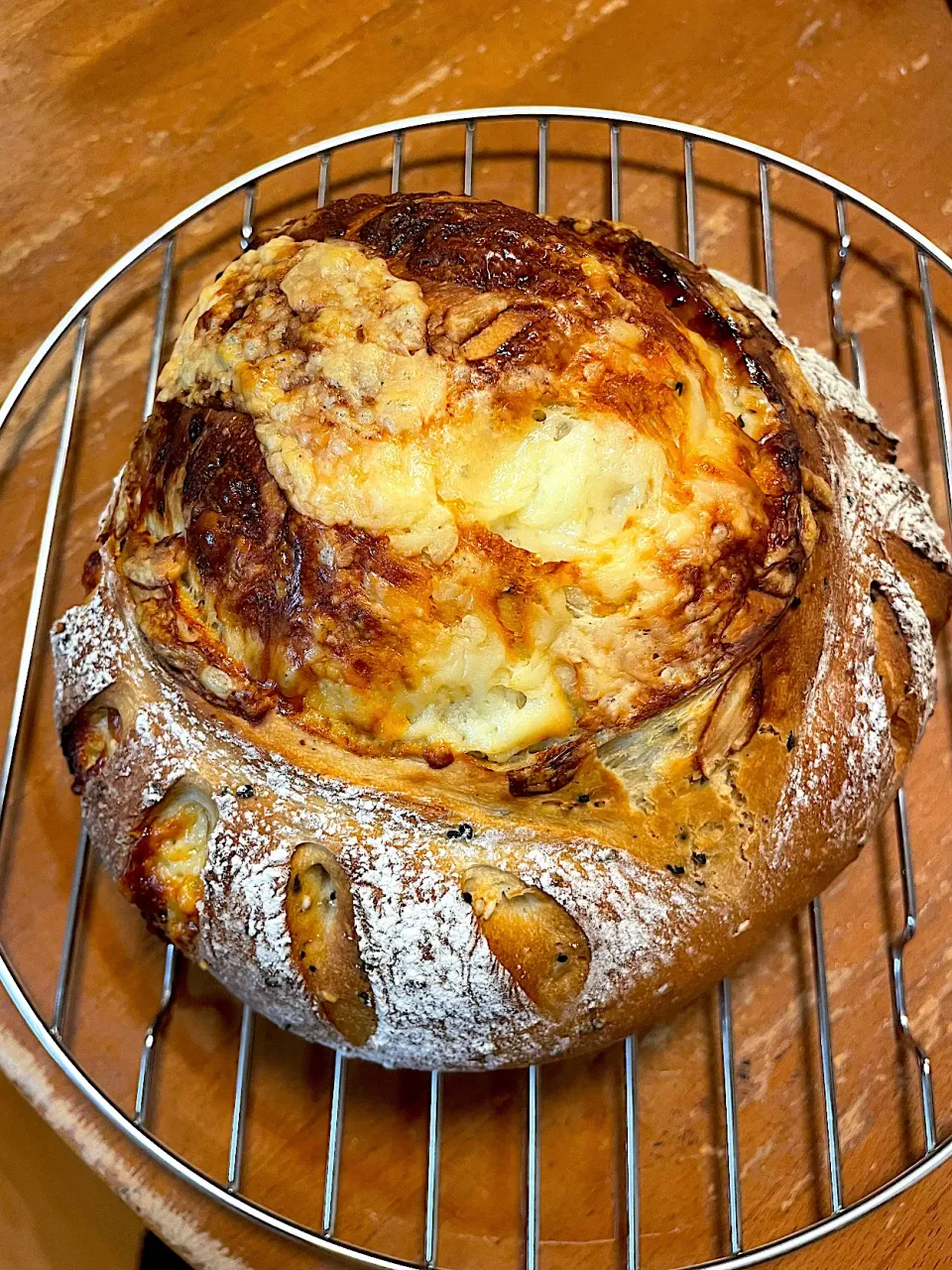 チーズ🧀が噴火🌋の胡麻チーズパン|パンプキンさん