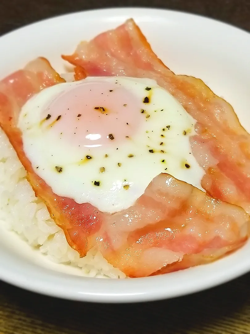 パパ作👨ベーコンエッグ丼|ぱんだのままんさん