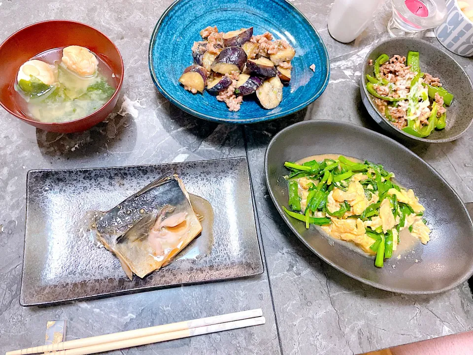 ニラ玉、鯖の味噌煮、茄子とひき肉、ピーマン炒め|meeeeeさん