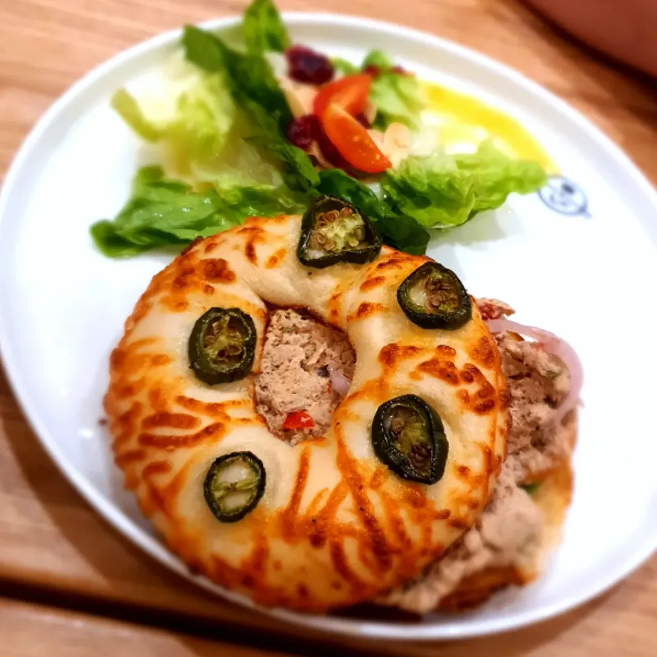 Jalapeño Cheese Bagel with Tuna|feeqsyaneeさん