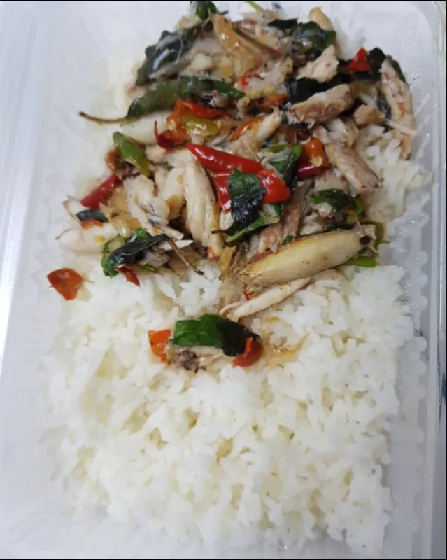 Snapdishの料理写真:stir fry crab basil leaves with rice🦀|patlovestocookさん