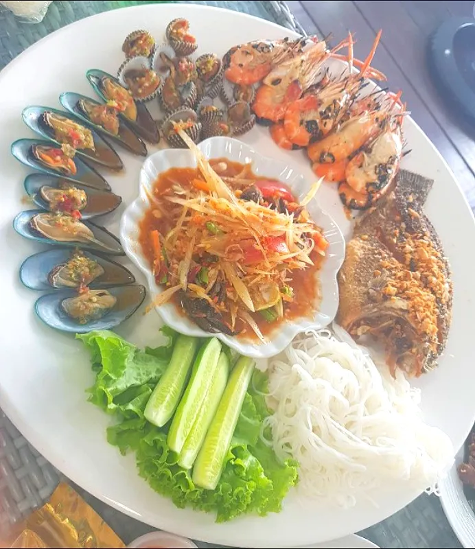 tray somtum with seafood🦐🦪🥒|patlovestocookさん