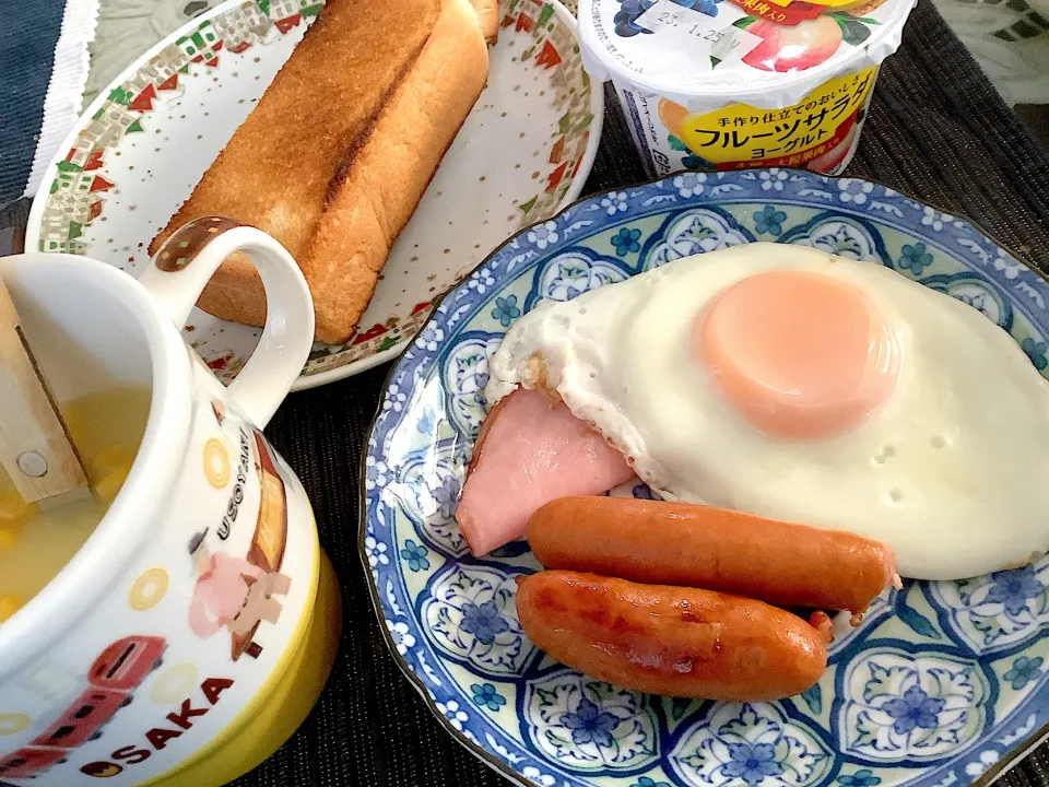 久しぶりにゆっくりな朝飯😋|アライさんさん