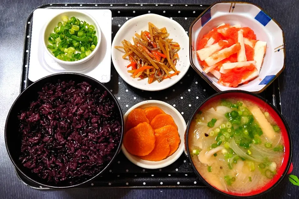 今日の朝ごはん（黒米入りごはんに山芋の明太子和え、きんぴらごぼう、納豆、玉ねぎとしめじの味噌汁、麦味噌漬）|Mars＠釜飯作り研究中さん