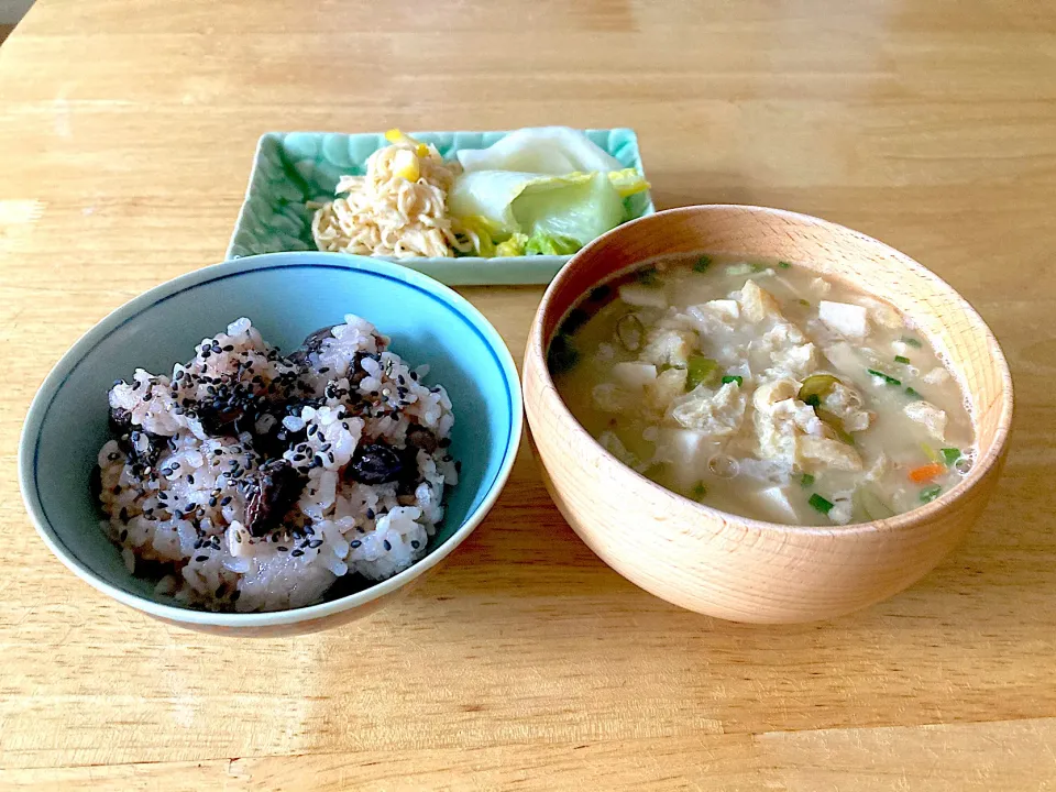 朝ご飯♡黒豆ご飯、お豆腐と油揚げと親芋のお味噌汁、切り干し大根の蜂蜜レモン漬け、白菜の浅漬け|さくたえさん