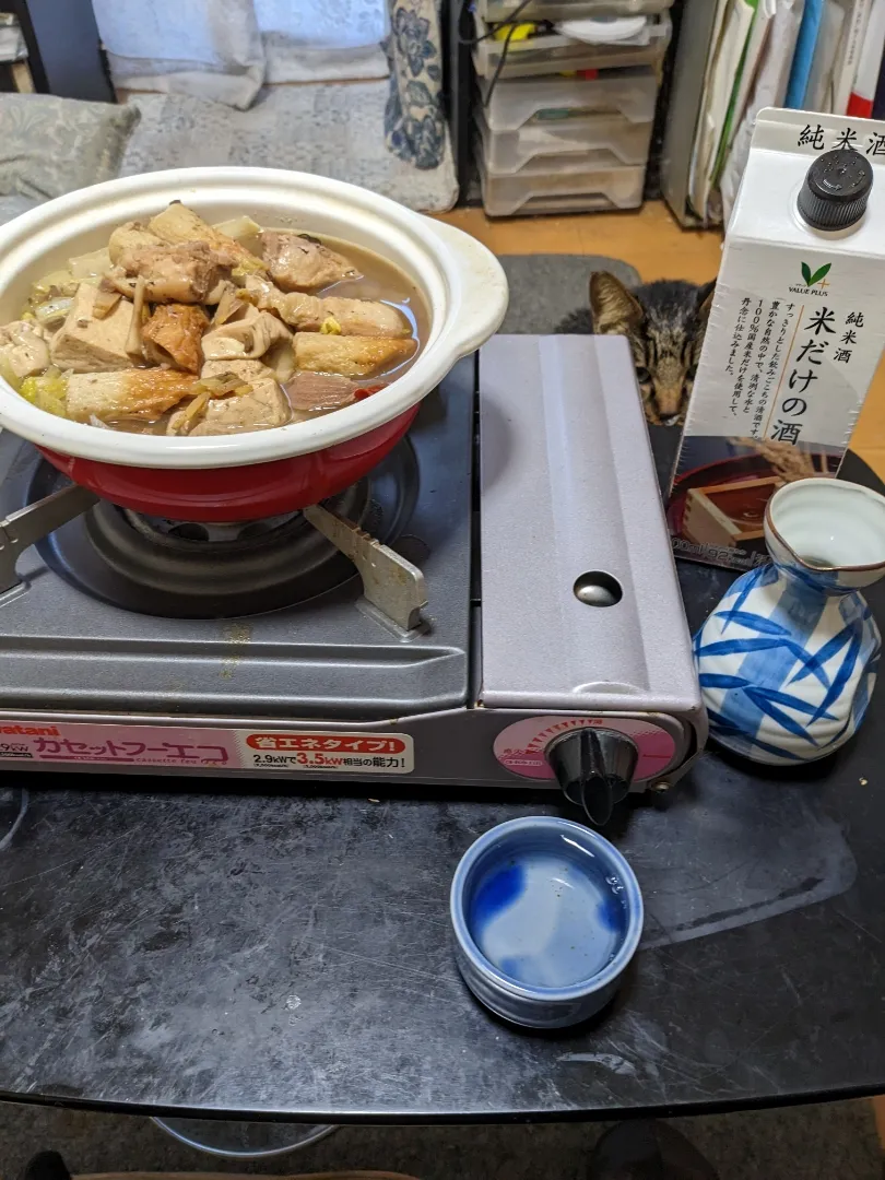 大寒に入った夜勤明け鶏肉ベース＋自家製鰹節と昆布出汁＋根野菜と葉野菜たっぷり鍋を豆鼓醤も香り、先ずは熱燗で🍶|Tarou  Masayukiさん