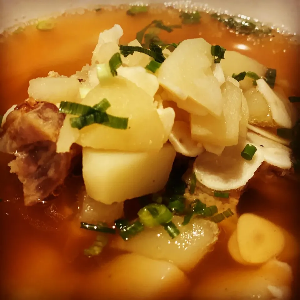 Lunch ! Lunch ! 
#reuse 
Beef Stock soup flavored with Potatoes, Garlic & Pepper 
On top of salted Pork with fresh chopped Chives 
#stocksoup #soup #lunch #chef|Emanuel Hayashiさん