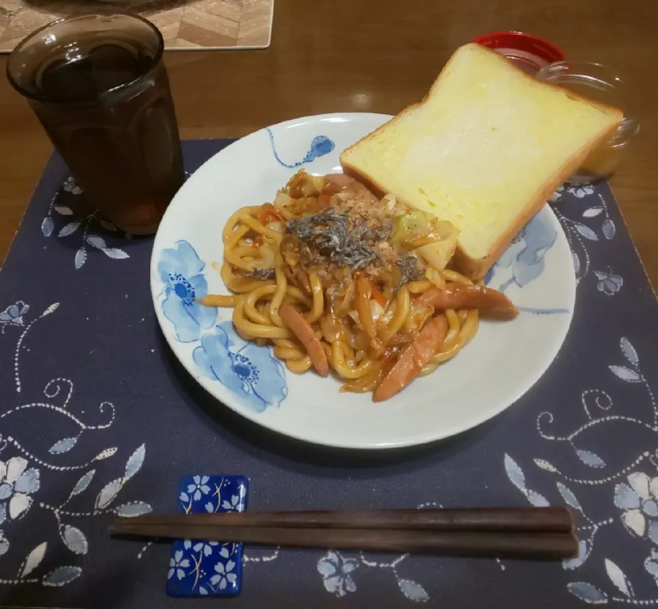 Snapdishの料理写真:焼きうどん(昼飯)|enarinさん