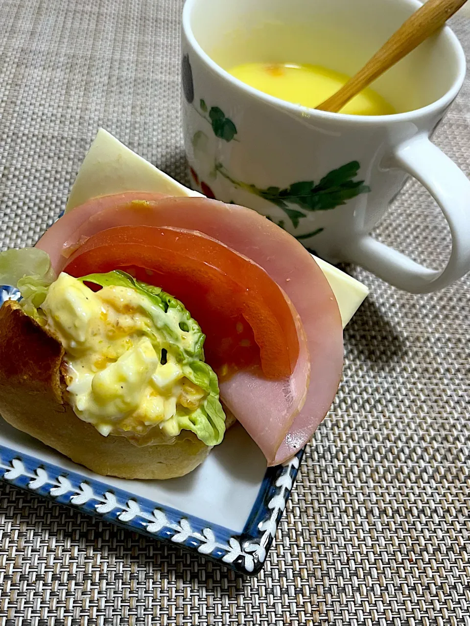 今日の朝ごはん~ロールパンサンド~|ゆかｕさん